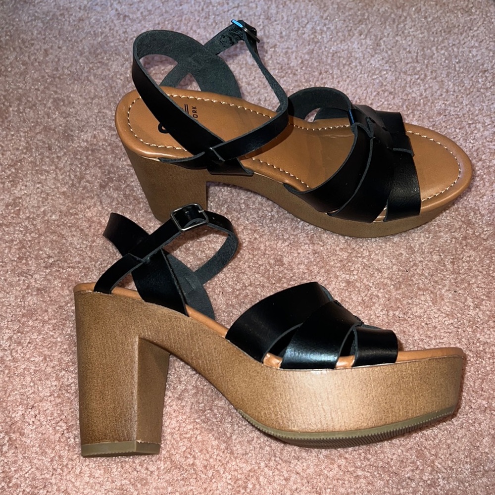 NWOT SM New York Black “Winter” Platform Blocked Sandals